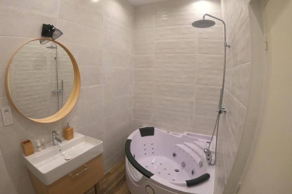 Ferienwohnung L'Escapade De Lyon, Charpennes, Jacuzzi Et Emplacement Ideal Villeurbanne Exterior foto